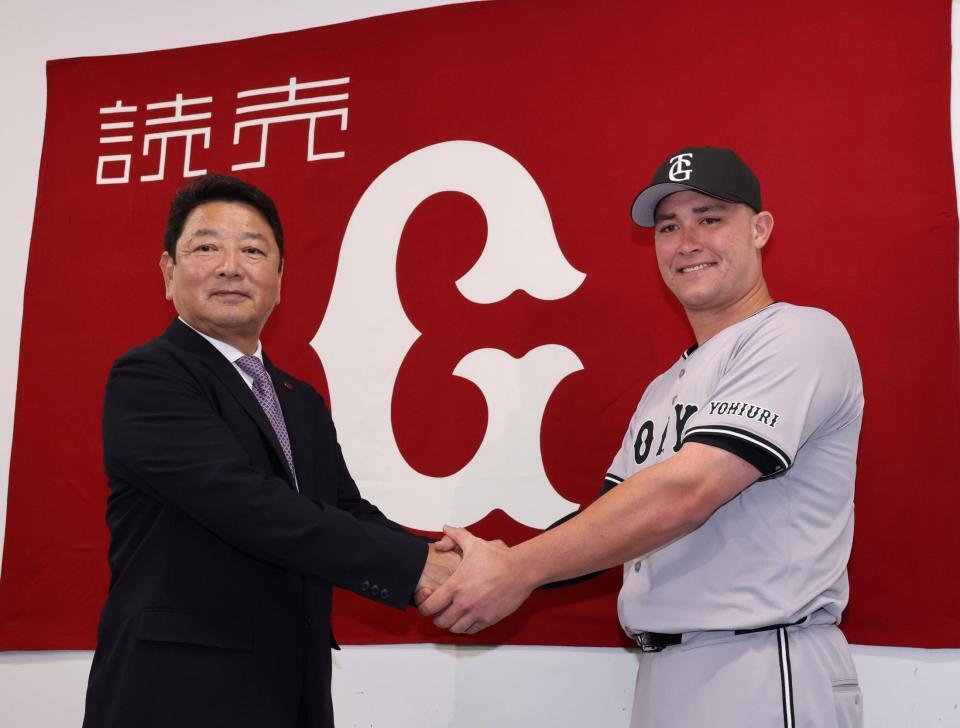 　吉村編成本部長（左）と握手をするリチャード（撮影・市尻達拡）