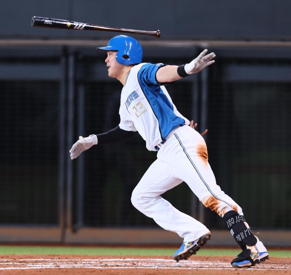 ７回、中前適時打を放つ伏見（撮影・中島達哉）