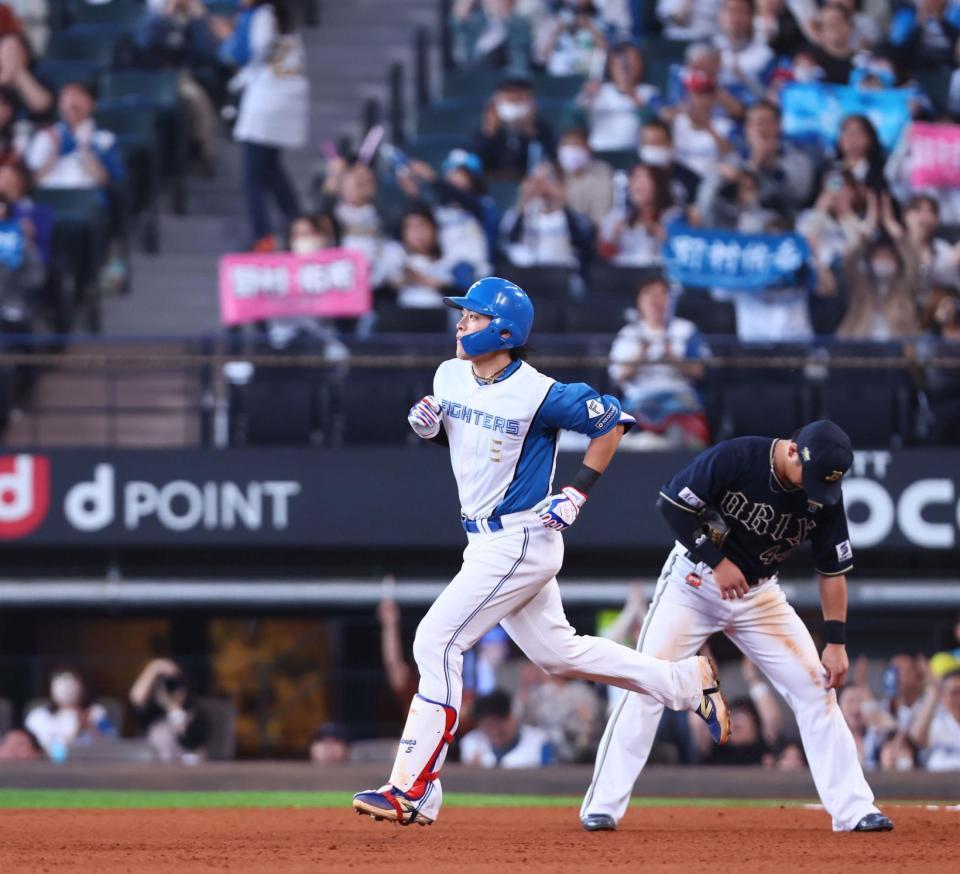 ８回、ソロを放ち、ダイヤモンドを回る野村（撮影・中島達哉）