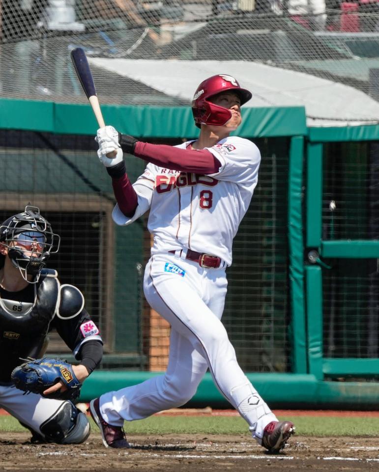 １回、辰己が右越えに先制２ランを放つ。捕手・寺地