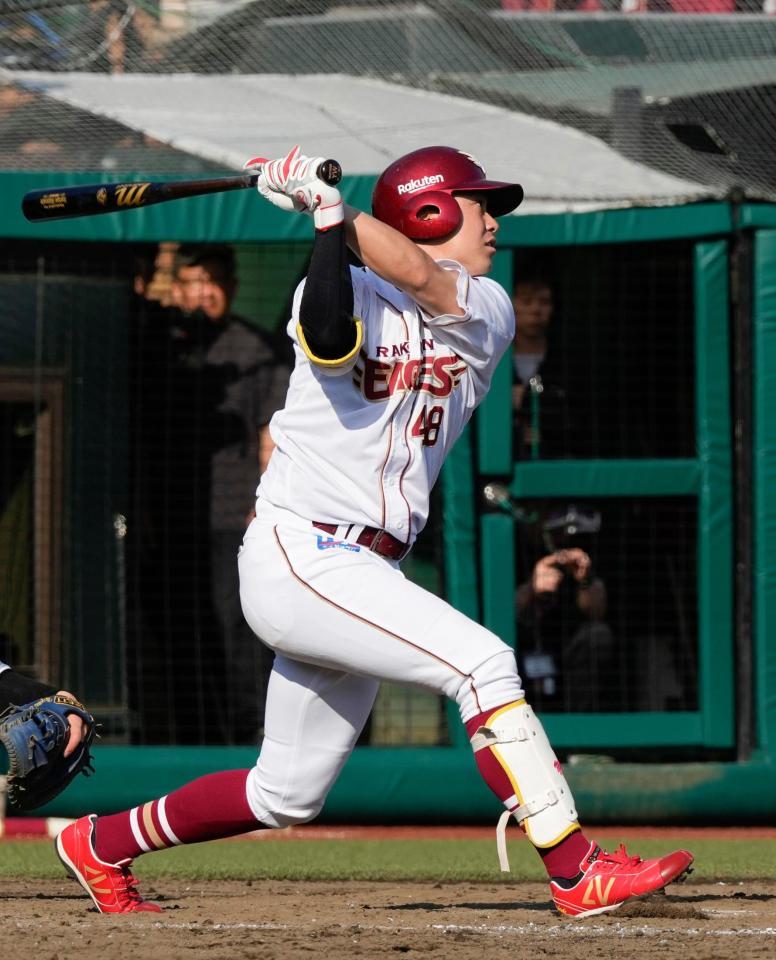 ９回、代打・渡辺佳がサヨナラの左犠飛を放つ