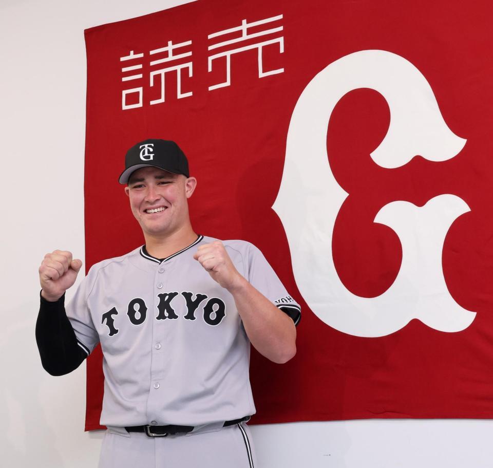 　入団会見し、ポーズを取るリチャード（撮影・市尻達拡）