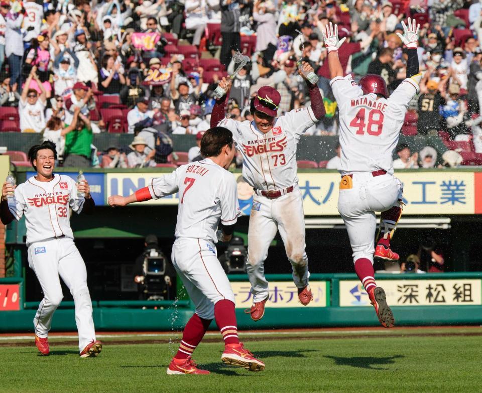 サヨナラ犠飛を放った渡辺佳（右端）と勝利を喜び合う楽天ナイン