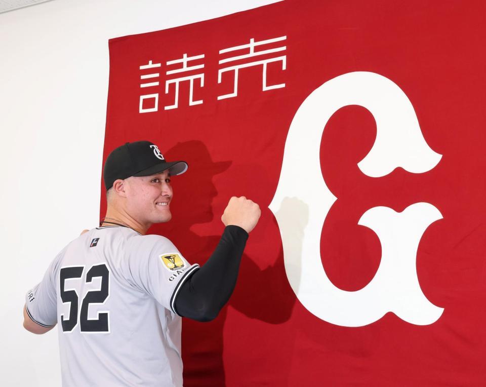 　入団会見し、ポーズを取るリチャード（撮影・市尻達拡）