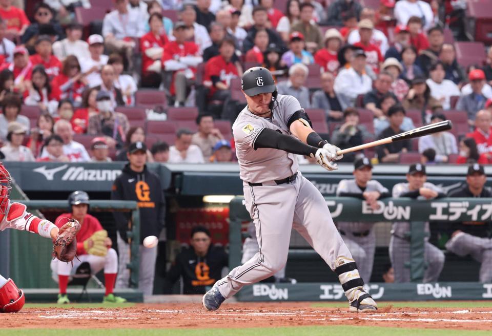 　２回、空振り三振に倒れるリチャード（撮影・市尻達拡）