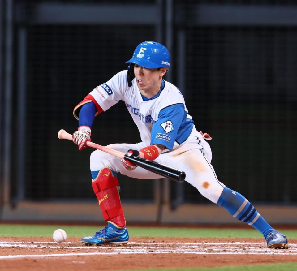 　７回、２ランスクイズを決める五十幡（撮影・中島達哉）