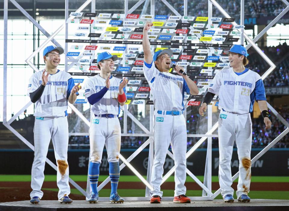 　お立ち台で「やりましたー！」と叫ぶ伊藤（右から２人目）ら（撮影・中島達哉）