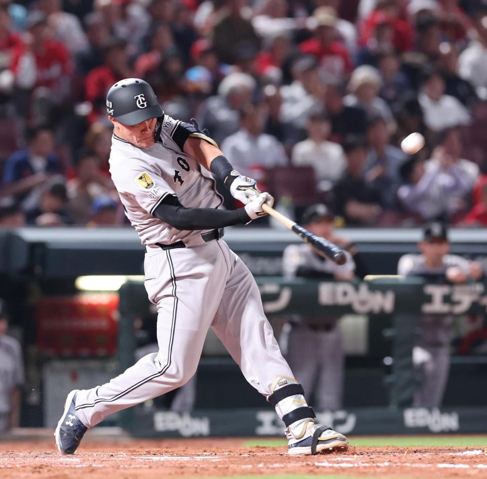 　５回、左中間席へソロを放つリチャード（撮影・市尻達拡）