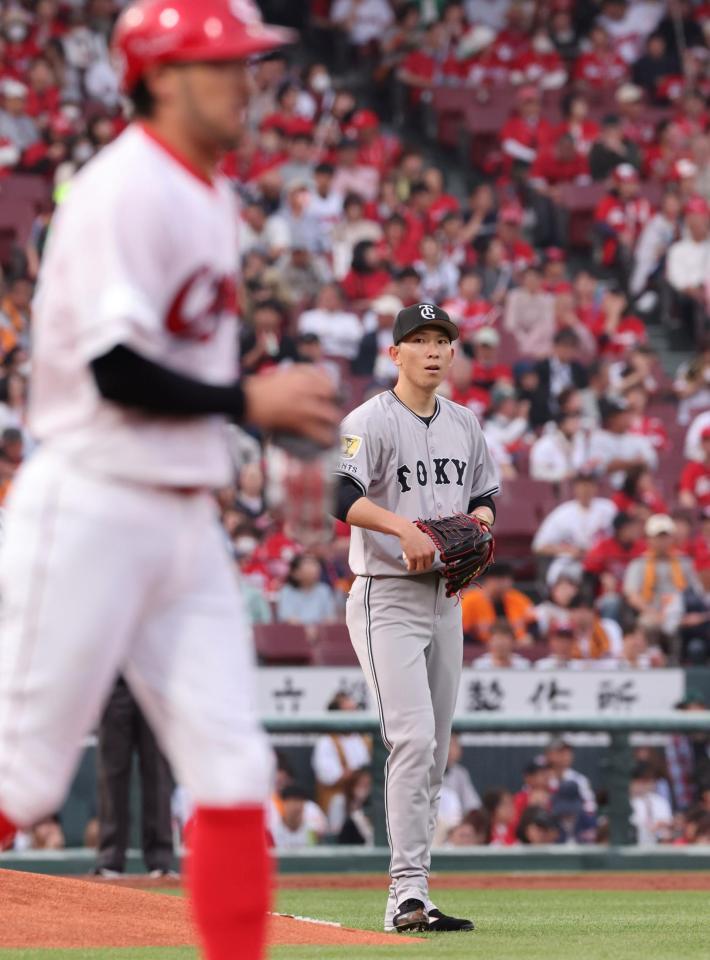 １回、菊池に四球を与える戸郷（撮影・市尻達拡）