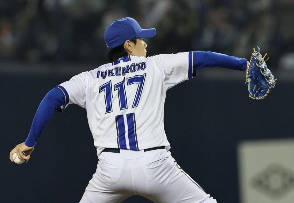 １２回、背番号１１７のユニホームで投球する坂本（撮影・田中太一）