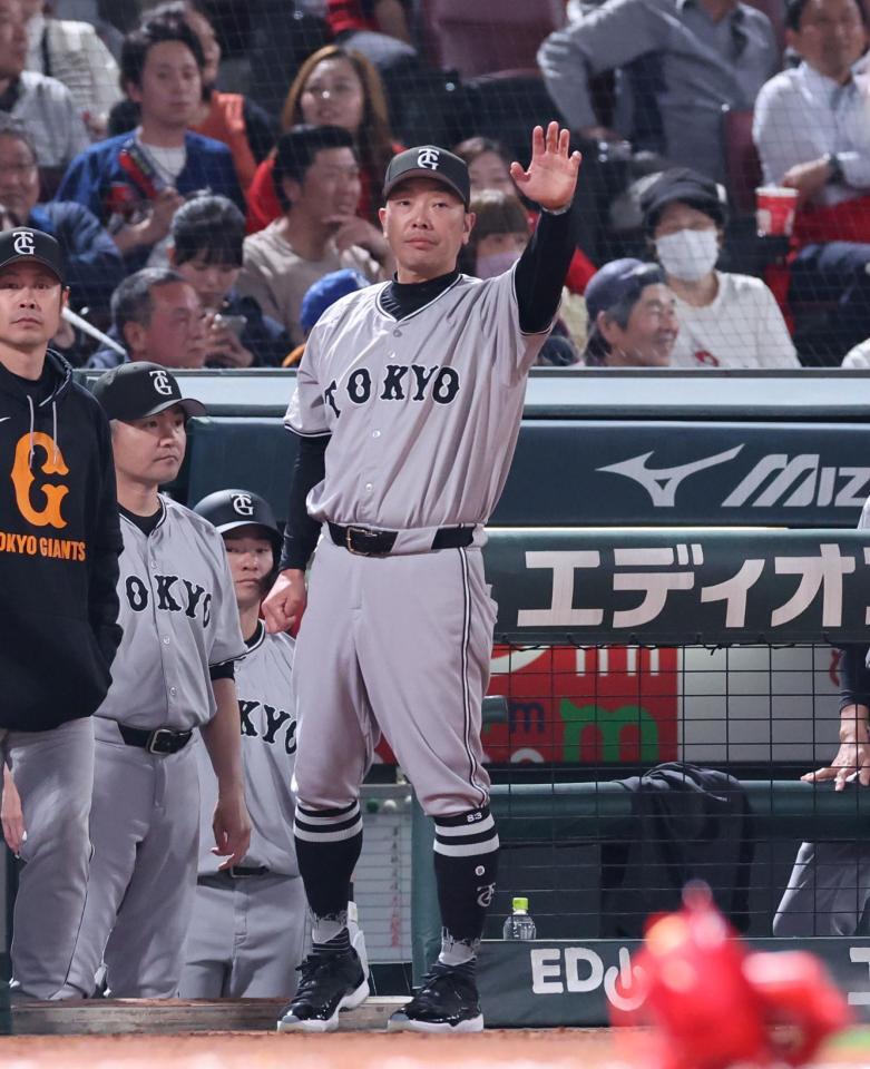 ６回、選手交代を告げる阿部監督（撮影・市尻達拡）