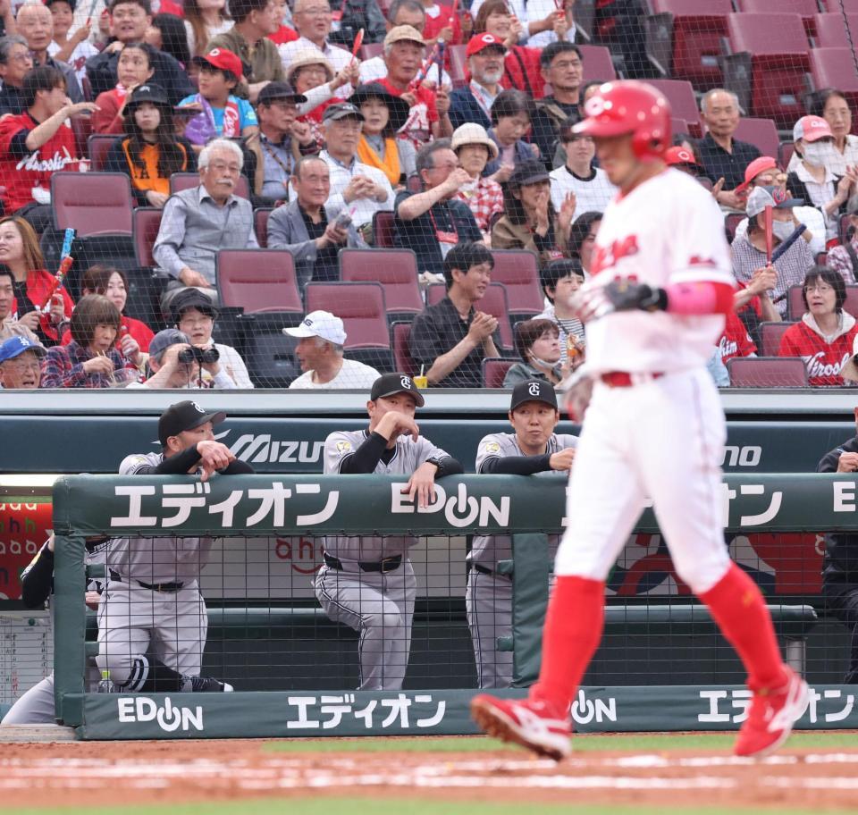 １回、押し出し四球で先制点を与え、浮かない表情の阿部監督（中央）＝撮影・市尻達拡