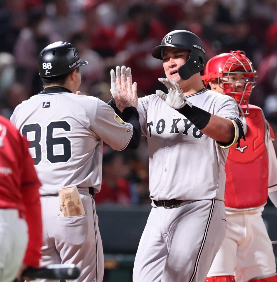 　５回、左中間席へソロを放ち、タッチを交わすリチャード（中央）＝撮影・市尻達拡