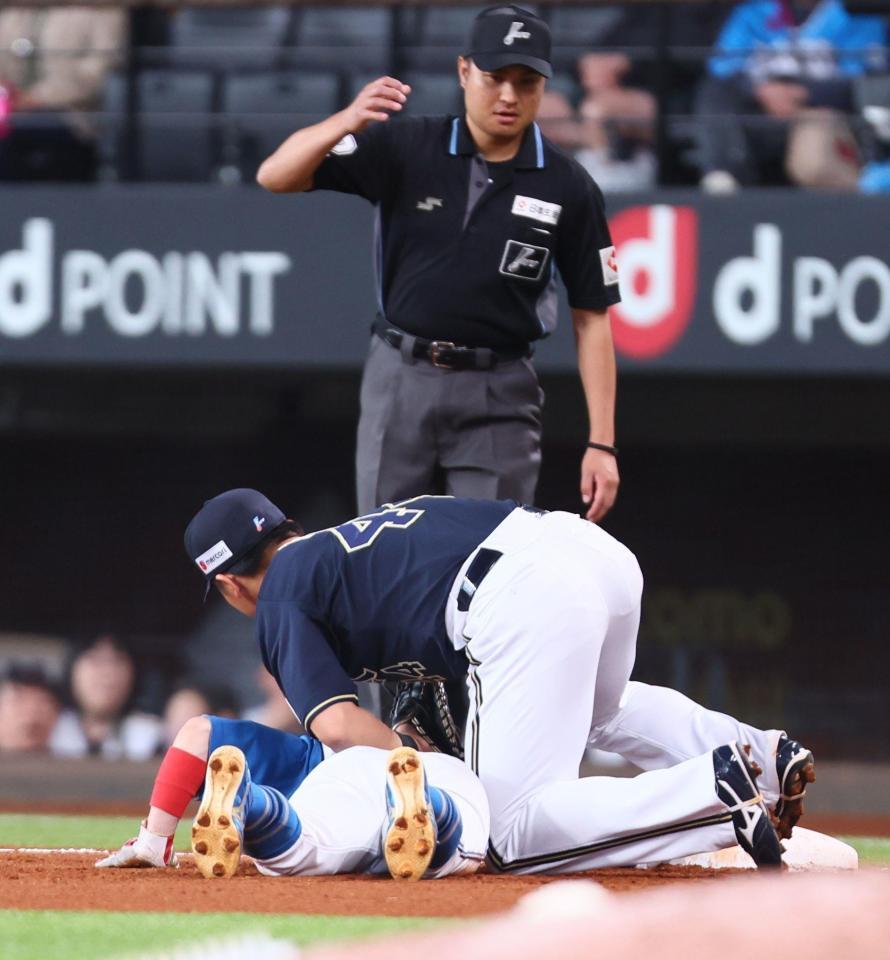 　５回、けん制タッチアウトになる一走の五十幡（下）＝撮影・中島達哉