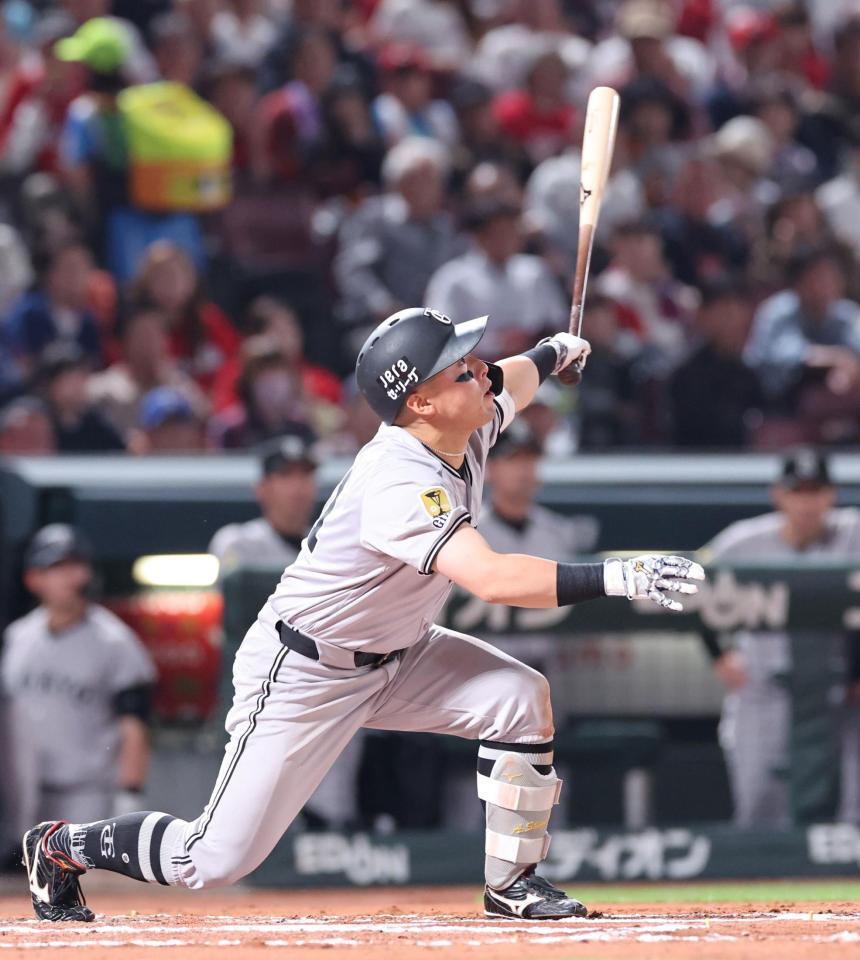 ６回、左犠飛を放つ浅野（撮影・市尻達拡）