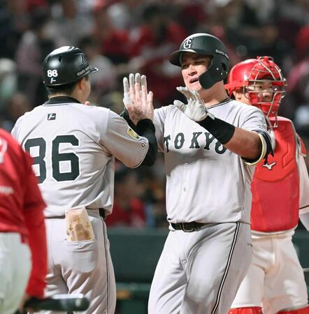 　５回、左中間に本塁打を放ち、タッチを交わすリチャード（撮影・市尻達拡）