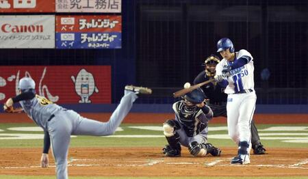 　７回、左越え二塁打を放つ山本（撮影・金田祐二）