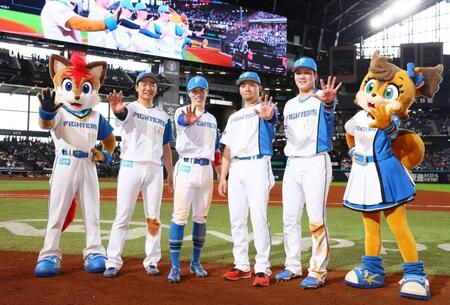 　５連勝の「５」のポーズで記念撮影に応じる（左から）山県、五十幡、伊藤、伏見