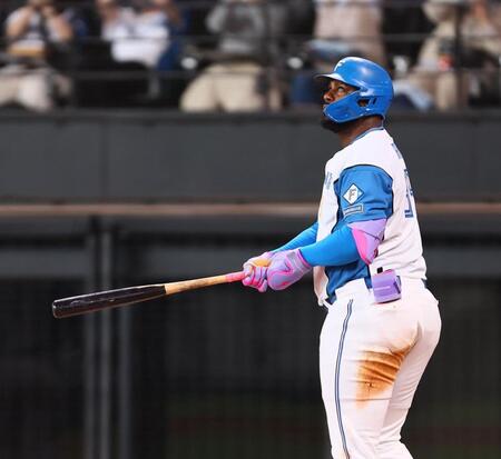 　７回、勝ち越し２ランを放ち、打球を見つめるレイエス（撮影・中島達哉）