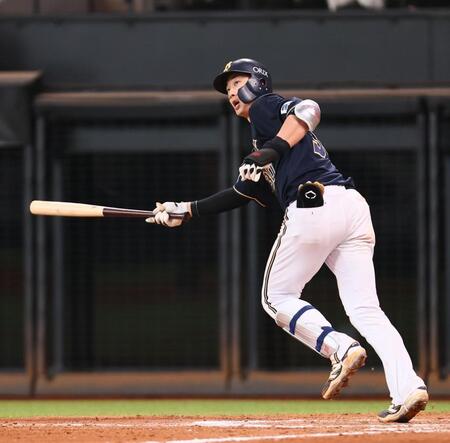 　８回、逆転満塁本塁打を放つ広岡（撮影・中島達哉）