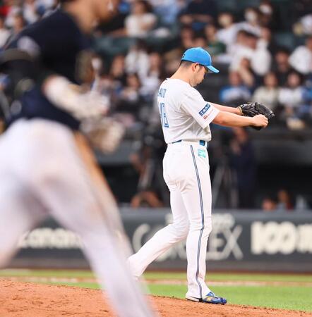 　８回、広岡（左）に逆転満塁本塁打を浴びる斎藤（撮影・中島達哉）