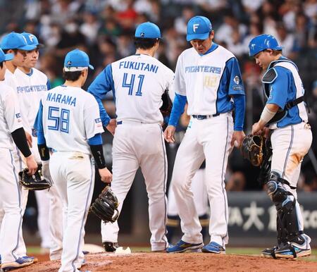 　８回、森に押し出し四球を与え、降板する福谷（中央）＝撮影・中島達哉