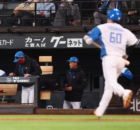 　９回、吉田（右）が三直で敗戦し、引き揚げる新庄監督（左）＝撮影・中島達哉