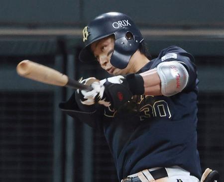 　８回オリックス２死、広岡が左越えに逆転満塁本塁打を放つ＝エスコンフィールド