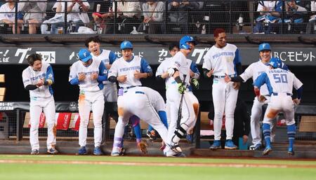 　７回、勝ち越し２ランを放ったレイエス（中央下）をゴリラパフォーマンスで迎えるナイン（撮影・中島達哉）