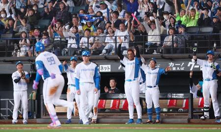 　７回、レイエス（左）が勝ち越し２ランを放ち、喜ぶ日本ハムナイン（撮影・中島達哉）