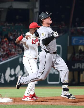 　７回、遊ゴロに倒れるリチャード（撮影・市尻達拡）