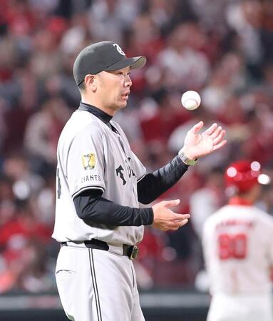 　８回、投手交代を告げ、マウンドに向かう阿部監督（撮影・市尻達拡）