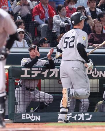 　５回、手を叩いてナインを鼓舞する阿部監督。右はリチャード（撮影・市尻達拡）