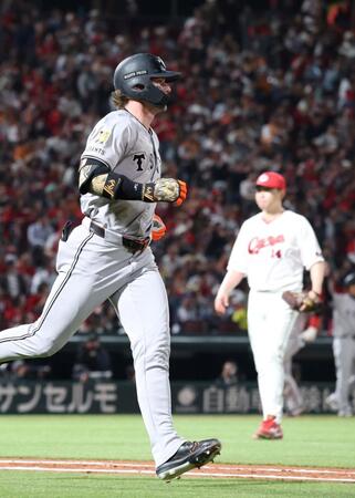 　６回、大瀬良の前に中飛に倒れるキャベッジ（撮影・市尻達拡）