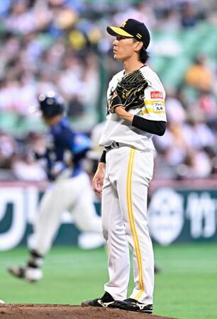 　１回、渡部聖（奥）に先制ソロを浴びた大津