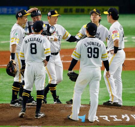 　５回、交代を告げられる先発の大津（右から２人目）