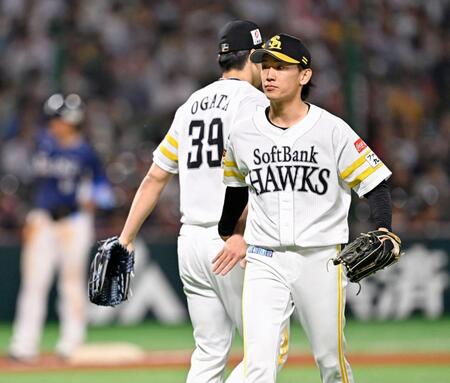 　５回、ピンチを招き降板する大津（右）