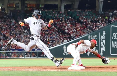 　９回、遊ゴロ併殺打に倒れるキャベッジ（撮影・市尻達拡）