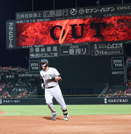 　７回、遊ゴロに倒れるリチャード（撮影・市尻達拡）