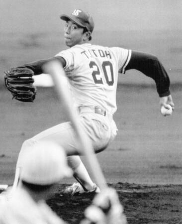 　１３回まで１８５球を投げたものの土壇場で１点を取られ、巨人・堀内恒夫以来のルーキー３試合連続完封を逃がしたヤクルト・伊藤智仁＝１９９３年