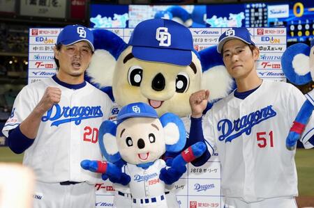 　ヤクルトに勝利し、お立ち台でポーズをとる涌井（左）と上林