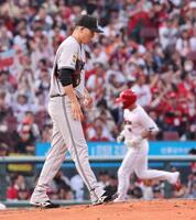 ２回、中村奨にソロを浴び、視線を落とす戸郷（撮影・市尻達拡）