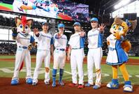 　５連勝の「５」のポーズで記念撮影に応じる（左から）山県、五十幡、伊藤、伏見