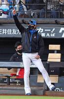 　２ランスクイズを決めた五十幡にポーズをとる新庄監督（撮影・中島達哉）