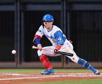 　７回、１死満塁でスクイズを決める五十幡（撮影・中島達哉）