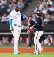 　４回、オリックス・宮城（右）に声を掛けるレイエス（撮影・中島達哉）