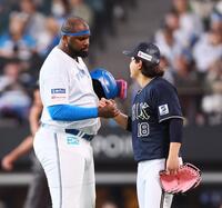 　４回終わりにオリックス・宮城（右）とがっちり手を組むレイエス（撮影・中島達哉）