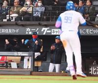 　７回、日本ハムのレイエス（右）が勝ち越し２ランを放ち、ガッツポーズをする新庄監督（左から２人目）＝撮影・中島達哉