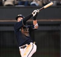 　８回、逆転満塁本塁打を放つ広岡（撮影・中島達哉）