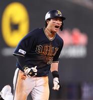 　８回、逆転満塁本塁打を放ち、ベンチに向かって雄たけびを上げる広岡（撮影・中島達哉）